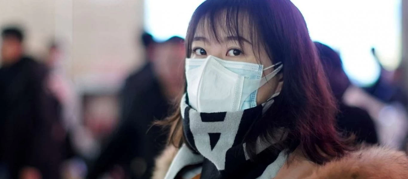 «Πανικός» με τον κορωνοϊό στην Κίνα: Γυναίκα ξέμεινε από μάσκες και φόρεσε κοστούμι… καμηλοπάρδαλης (βίντεο-φωτο)